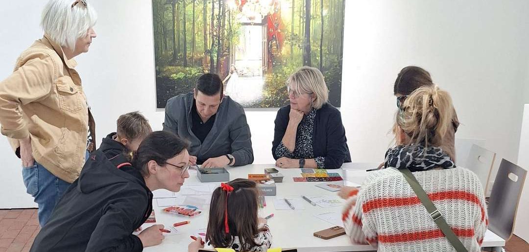 Basteltisch im Museum Modern Art mit Kindern