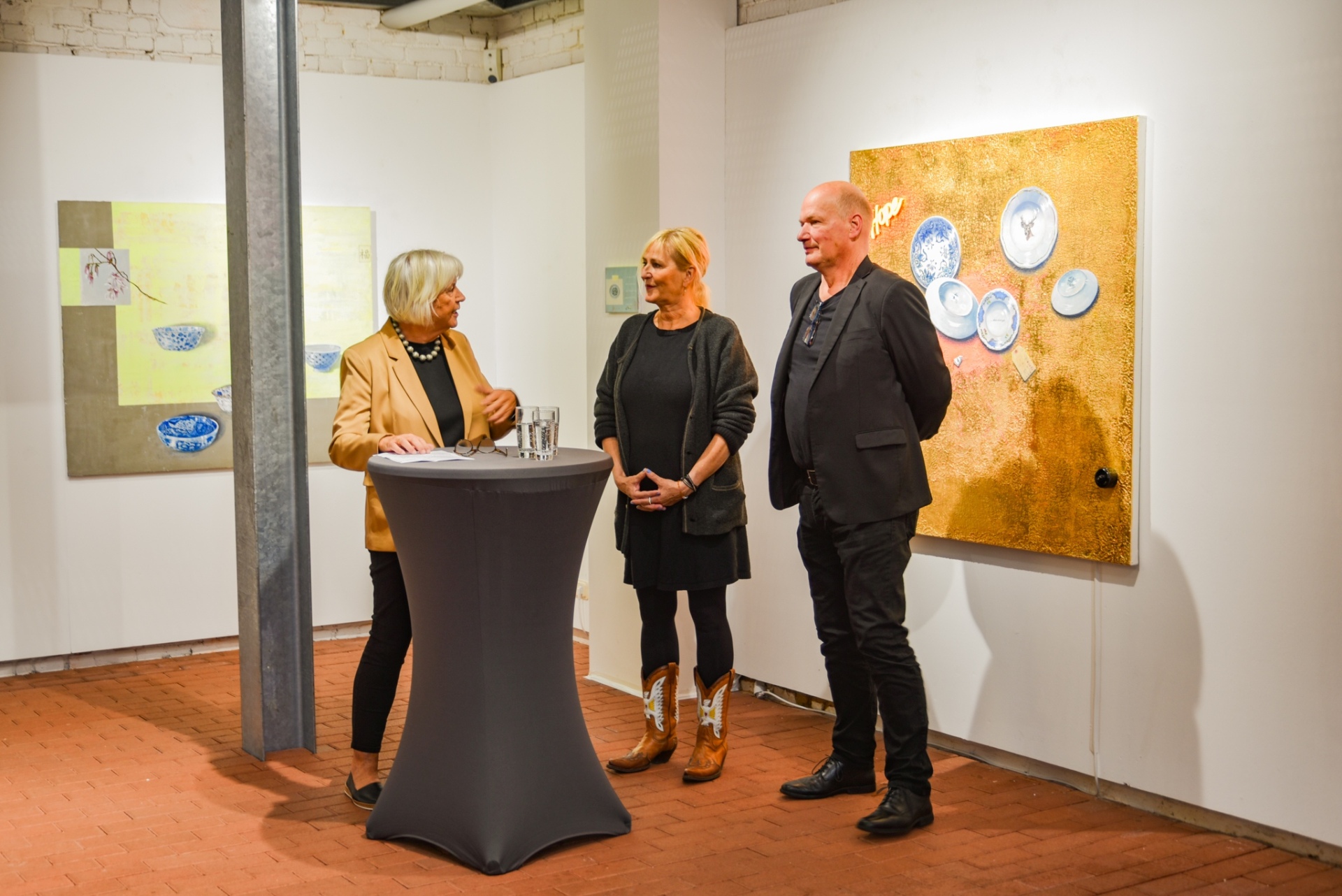 Drei Menschen im Museum