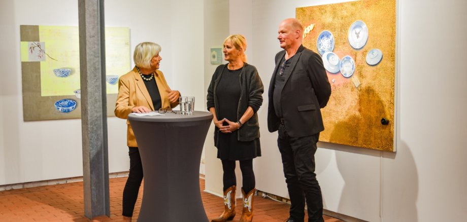 Drei Menschen im Museum