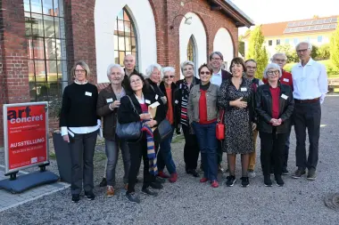 Gruppenfoto vor Museum Modern Art Ausstellung art concret