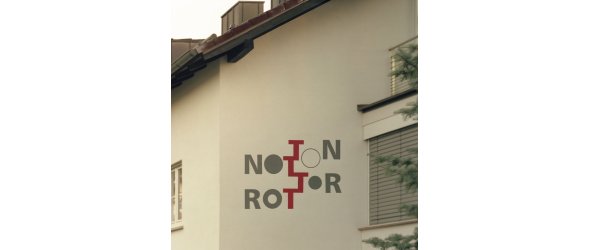 not rot ton tor Kunstwerk Offenes Buch
