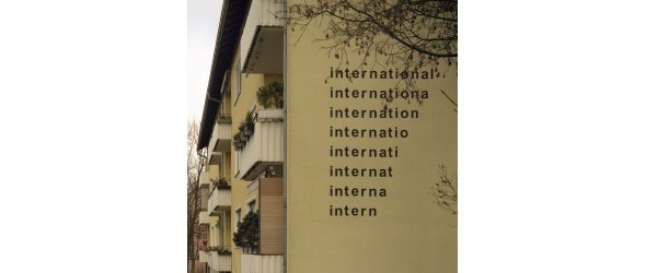 international - intern Kunstwerk Offenes Buch