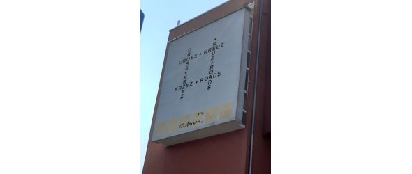 Kreuz Kunstwerk Offenes Buch