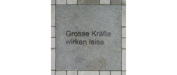 Große Kräfte wirken leise Kunstwerk Offenes Buch