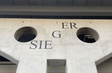 Kunstwerk Offenes Buch Hallenbad