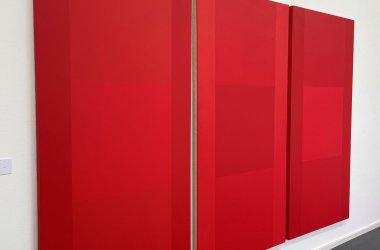 Rote Kunstwerke aus neuer Dauerausstellung 2026