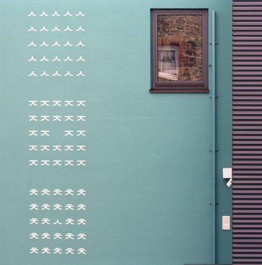 Hausfassade mit Zeichen im Hünfelder Stadtteil Mackenzell