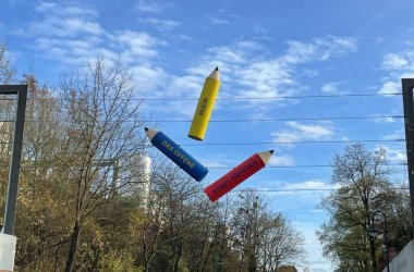 Kunstwerk Offenes Buch Stifte