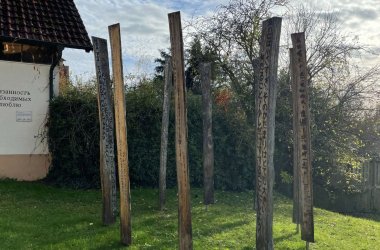 Kunstwerk Offenes Buch Stehlen Holz Hersfelder Str. 23